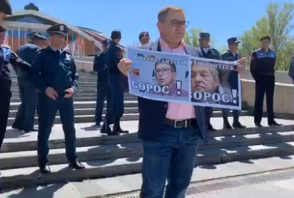 Нарек Малян провел акцию протеста перед Спортивно-концертным комплексом (видео)