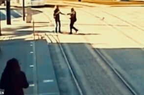 Испанский полицейский спас слепую женщину от наезда трамвая (видео)