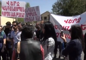 Бывшие работники зоопарка проводят акцию протеста (видео)