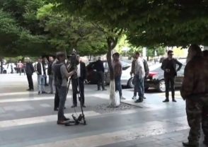 Работники кафе на колесах провели акцию протеста перед зданием Правительства РА (видео)