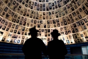 Двухминутная сирена прозвучала в Израиле в память о жертвах Холокоста (видео)