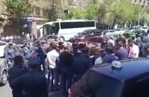 Гордые таксисты РА перекрыли улицу (видео)