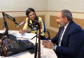 Никол Пашинян посетил Общественное радио: принял участие в церемонии ремонта двери (видео)