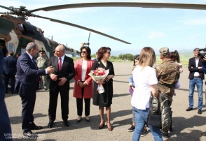 Бако Саакян встретил в аэропорту Степанакерта Никола Пашиняна с супругой (фото)