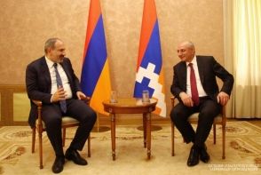 Н.Пашинян и Б.Саакян обсудили касающиеся взаимодействия двух армянских государств вопросы (видео)