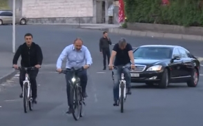 Никол Пашинян поехал на работу на «контрреволюционном» велосипеде (видео)
