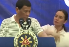 Ելույթի ժամանակ Ֆիլիպինների նախագահի վրա հսկայական խավարասեր է բարձրացել