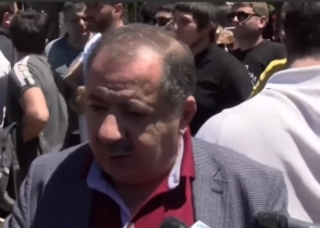 Агван Варданян пришел к зданию суда – в знак поддержки Роберта Кочаряна (видео)
