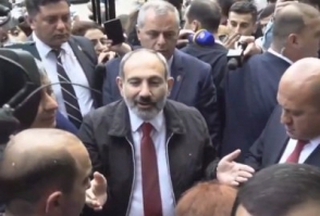 Пашинян посетил собравшихся у здания суда участников акции (видео)