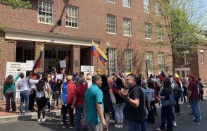 Оппозиция Венесуэлы взяла под контроль посольство в США