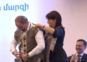 Никол Пашинян получил в подарок жилет ручной работы