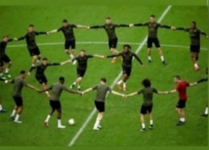 Футболисты «Арсенала» станцевали в Баку кочари в честь Мхитаряна (фото)