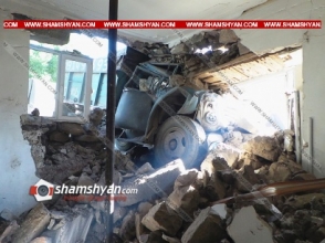 Երևանում բախվել են բեռնատար ЗИЛ-ն ու Ford Transit-ը, իսկ հետո մխրճվել են բնակելի տան մեջ
