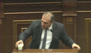 «Իմ քայլի» պատգամավորը մածուն էր բերել խորհրդարան Էդմոն Մարուքյանի համար (տեսանյութ)