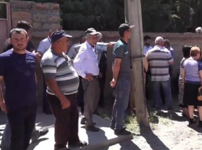 Բողոքի ցույց Արմավիրում․ ջրային տնտեսության աշխատակիցները շրջափակել են շենքը (տեսանյութ)