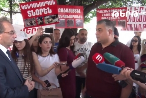 Перед зданием Правительства прошла акция протеста с требованием увольнения директора Ереванского зоопарка (видео)
