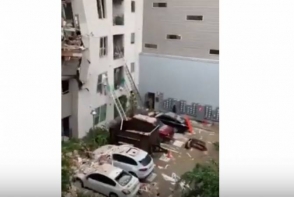ԱՄՆ-ում շինարարական ամբարձիչն ընկել է բազմահարկ շենքի վրա. կա զոհ (տեսանյութ)