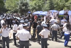 Քոչարյանի աջակիցներից մի քանի հոգու բերման են ենթարկել Ոստիկանության Շենգավիթի բաժին