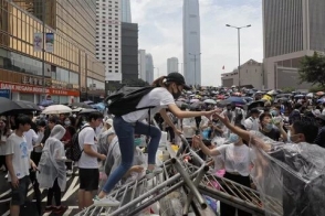 В Гонконге протестующие блокируют главные улицы и здание правительства