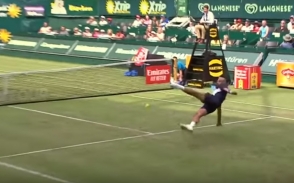 Теннисисты заиграли в футбол прямо во время матча