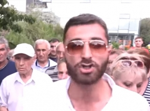 Ընդդեմ Ռոբերտ Քոչարյանի ակցիա անողներն իրար սադրիչ են անվանում (տեսանյութ)