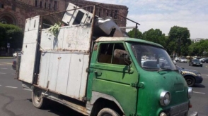 Акция протеста: у здания Правительства РА припаркованы 8 грузовиков с металлоломом (фото, видео)