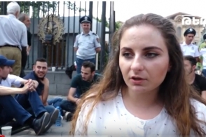 «Ահազանգ» շարժման անդամները շարունակում են նստացույցն ԱԺ-ի դիմաց