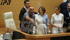 Российского депутата облили водой в парламенте Грузии