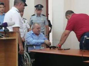 Մանվել Գրիգորյանին շտապօգնության մեքենայով բերեցին դատարան (լուսանկար, ուղիղ)