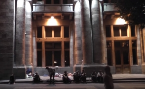Եղվարդի բնակիչները պատրաստվել են գիշերել կառավարության շենքի մոտ (տեսանյյութ)