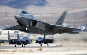 США перебросили в Катар истребители F-22