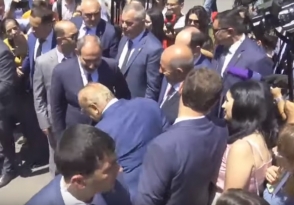 Փաշինյանը հրաժարվել է պատասխանել լրագրողների հարցերին