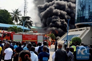 В Нигерии в результате возгорания бензовоза погибли не менее 30 человек