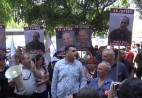 Նիկո՛լ, խաբեբա՛․ Քոչարյանի աջակիցների բողոքի ակցիան կառավարության դիմաց (տեսանյութ)