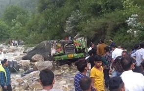 В Индии автобус рухнул в канал, погибли 29 человек (видео)