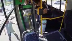 Мать с ребенком выпрыгнули из автобуса без водителя и попали под колеса