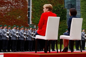 Меркель и премьер Молдавии сидя слушали гимны во время протокольного мероприятия