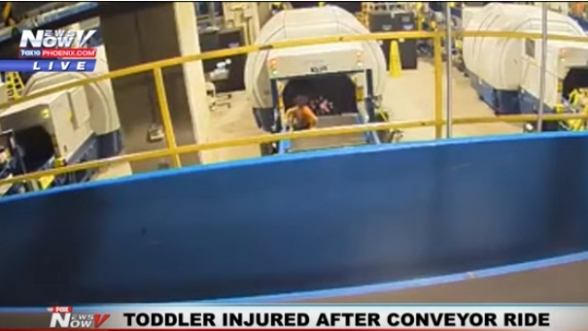 В американском аэропорту 2-летнего ребенка затащило на багажную ленту