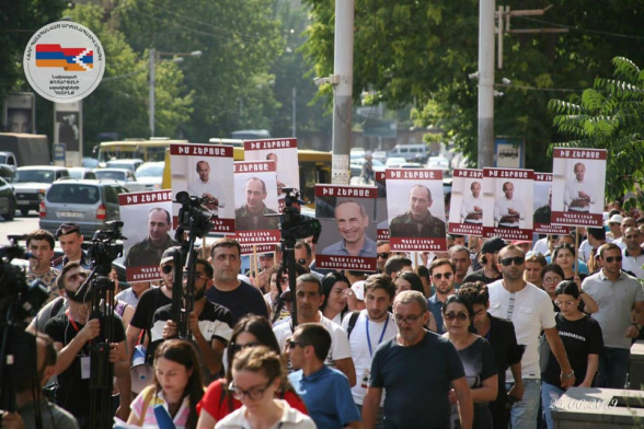 Сторонники Роберта Кочаряна проводят акцию протеста перед зданием Правительства РА (видео)