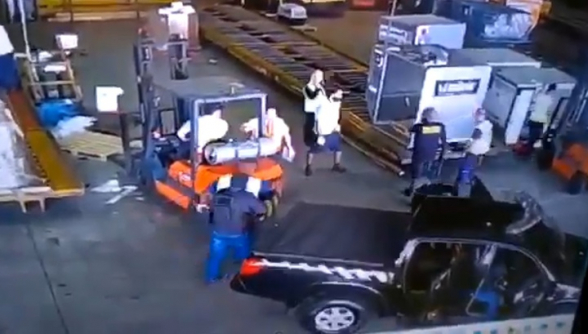 Укравших из аэропорта 700 кг золота грабителей поймали через 3 дня