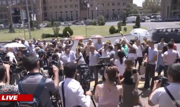 Акция протеста АРФ «Дашнакцутюн» перед зданием мэрии Еревана (видео)