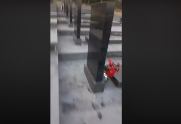 Եռաբլուրում պղծել են 2016-ի ապրիլյան հերոսների գերեզմանները (տեսանյութ)