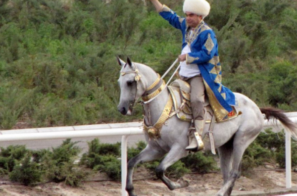 Թուրքմենստանի նախագահը հեծանիվ է վարել, ձի հեծնել և կրակել զենքից