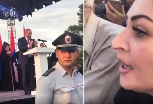 «Դասալիք վարչապե՛տ, իջե՛ք բեմից», Փաշինյանին Ստեփանակերտի հանրահավաքում դասալիք են անվանել (տեսանյութ)