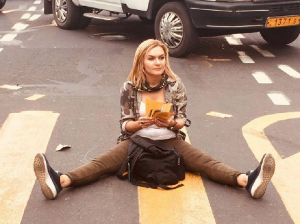 Հեղափոխության օրերին արագաչափը վարտիքով փակած աղջկան ազատել են աշխատանքից (լուսանկար)