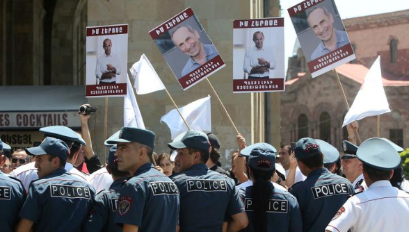 Բողոքի ակցիա ԵՄ պատվիրակության և ԲԴԽ շենքերի մոտ՝ Ռոբերտ Քոչարյանի գործի կապակցությամբ (տեսանյութ)