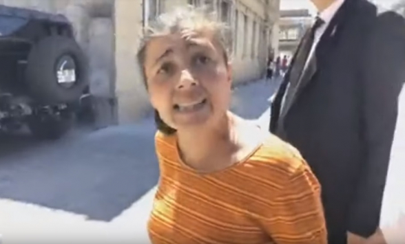 «Նիկո՛լ, դու խաբեբա դերասան ես»․ գյումրեցի կինը Նիկոլ Փաշինյանին (տեսանյութ)