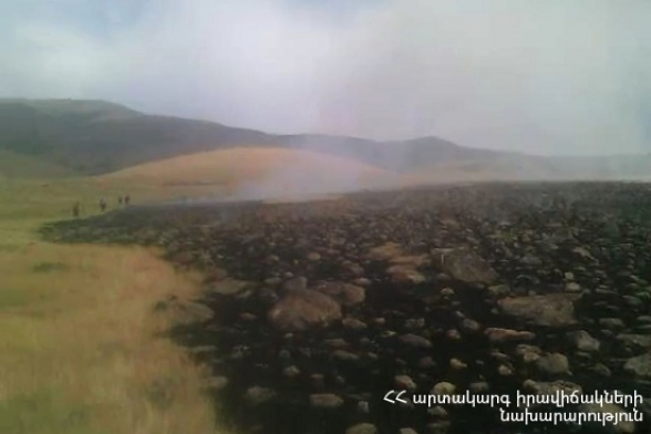 Արայի լեռան ստորոտում նախօրեին բռնկված հրդեհը դեռ չի մարվել. այրվում է մոտ 1800 հա խոտածածկույթ (տեսանյութ)