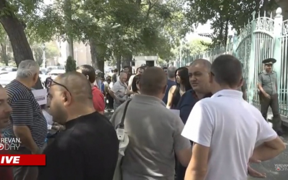 Акция сторонников Роберта Кочаряна перед посольством Франции в Армении (прямой эфир)