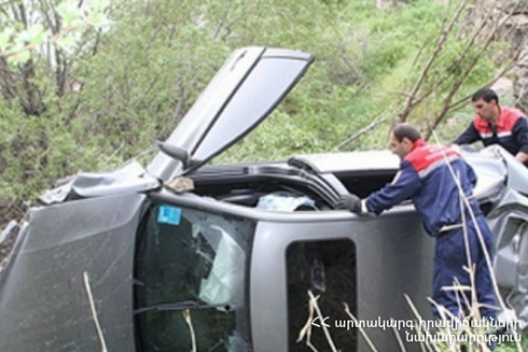 Ստեփանավան-Ագարակ ավտոճանապարհին «Toyota Corolla»–ն գլխիվայր շրջվել է. քաղաքացին արգելափակվել է ներսում